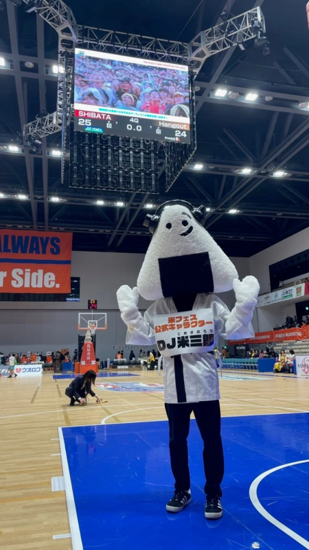 ヘッドホンをつけたおにぎりの公式キャラクター「DJ米三郎」