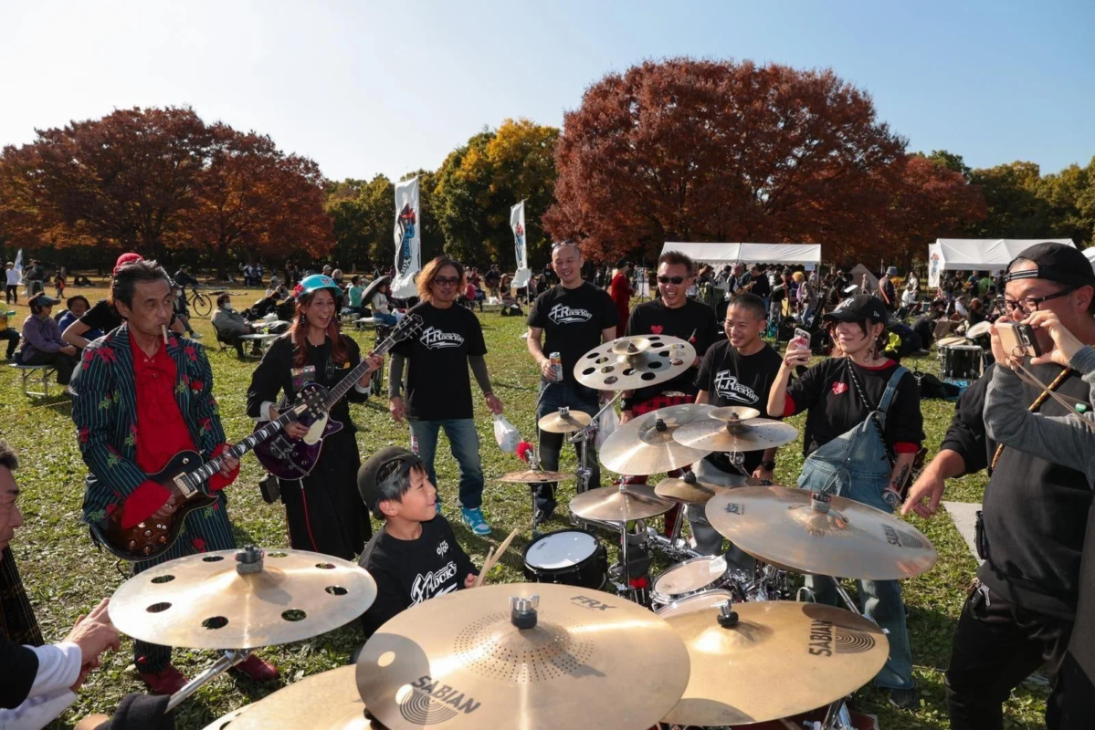 ドラムやギターを演奏する人々