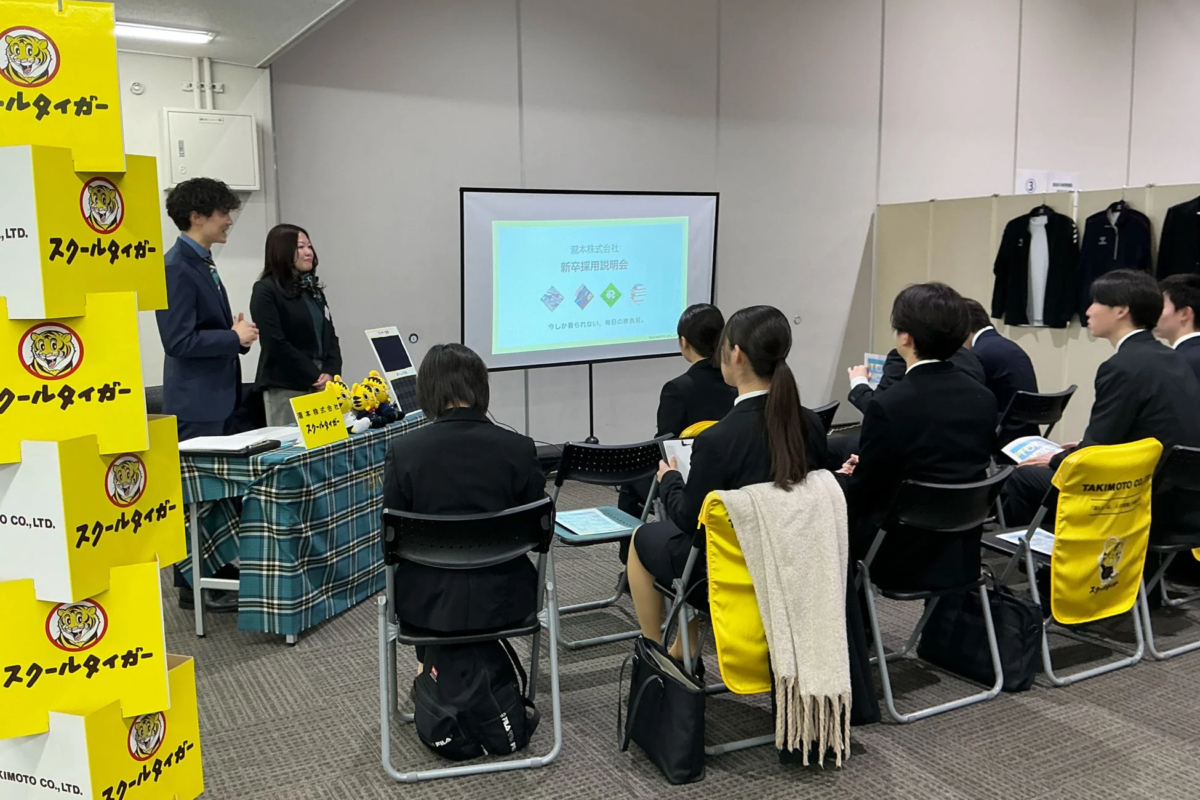 学生が話を聞く様子