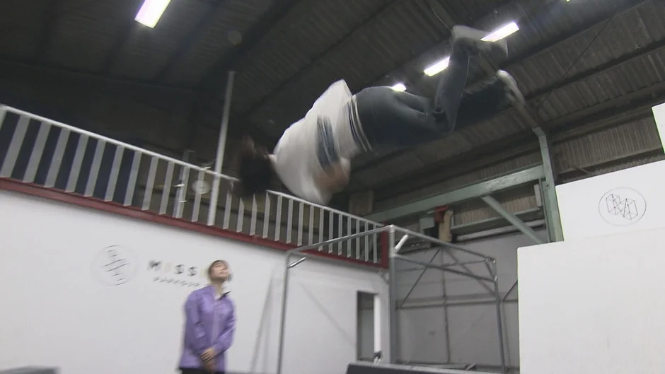 パルクールでバク宙をする石田英太選手