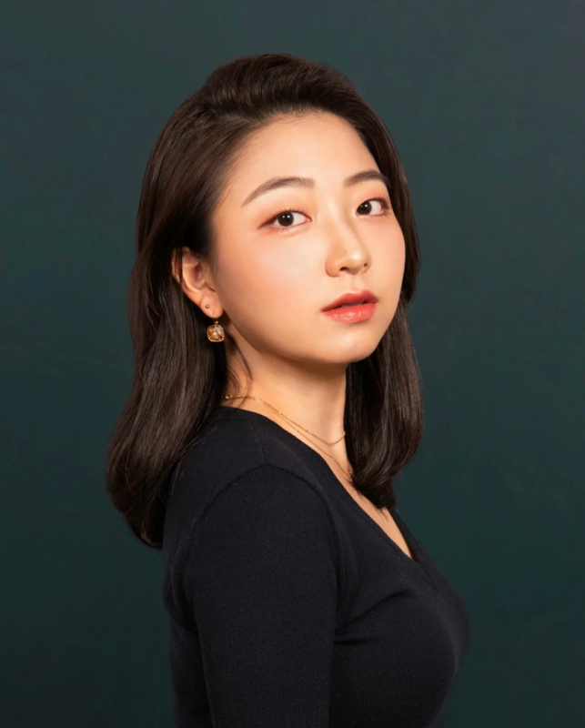 黒い服を着た若いアジア人女性のポートレート