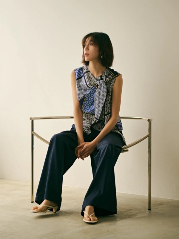 柄ノースリーブとワイドパンツ