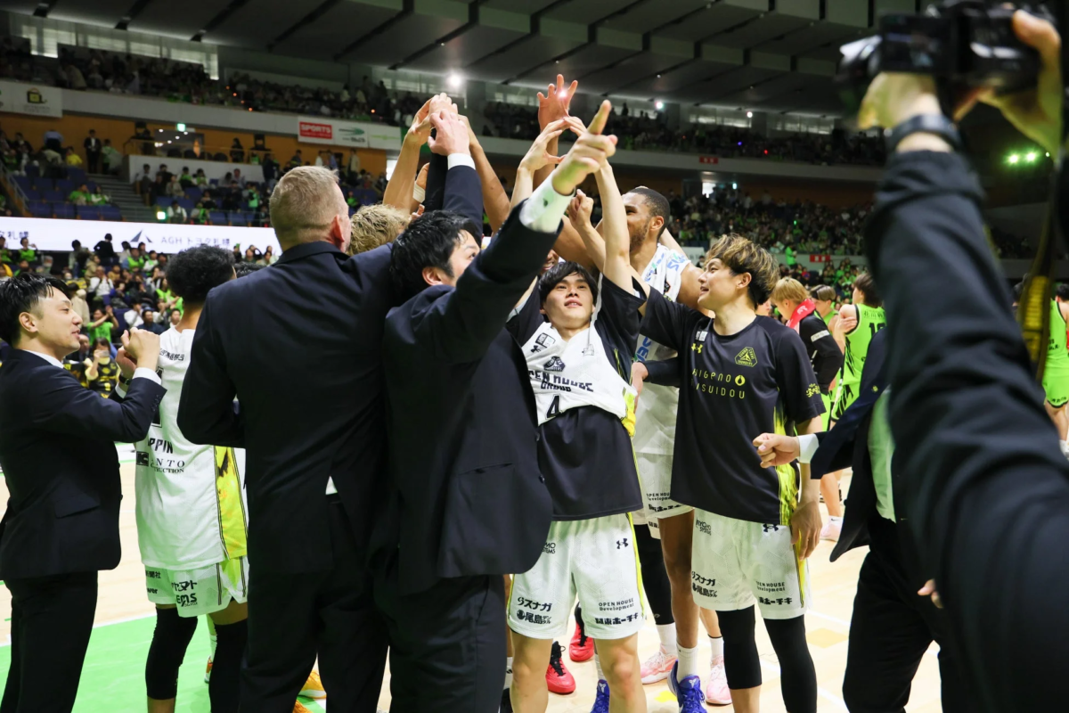 円陣を組む選手たち