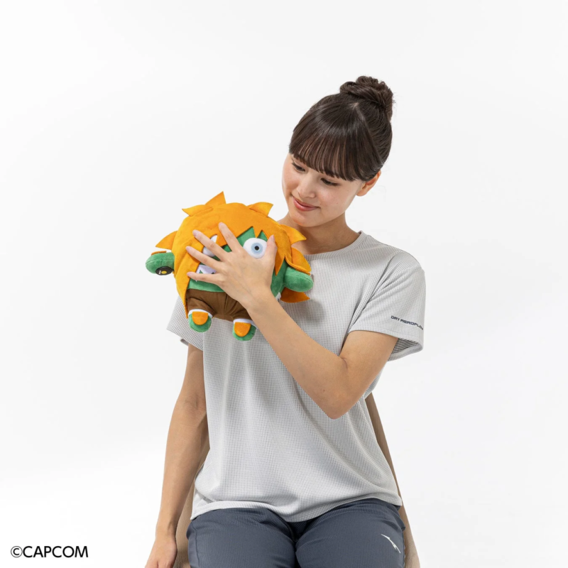 女性がブランカちゃん人形を抱える