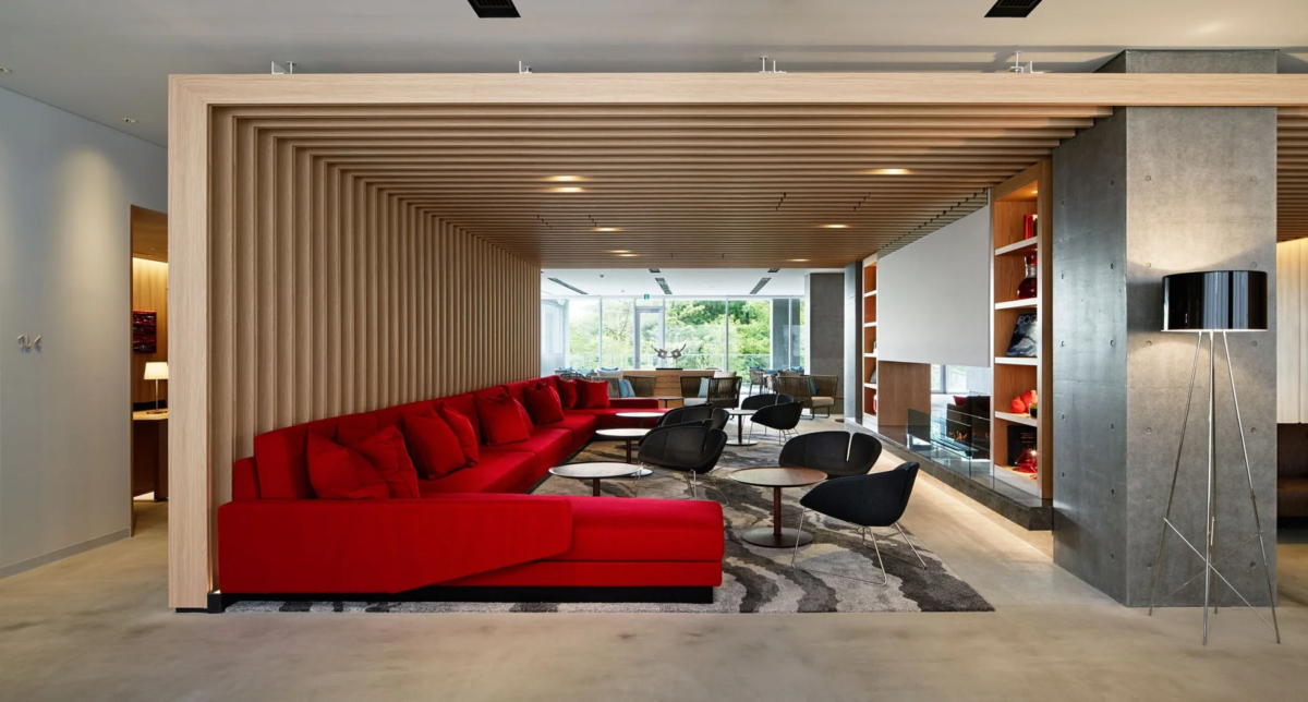 Aqua sports & spaのモダンなラウンジ