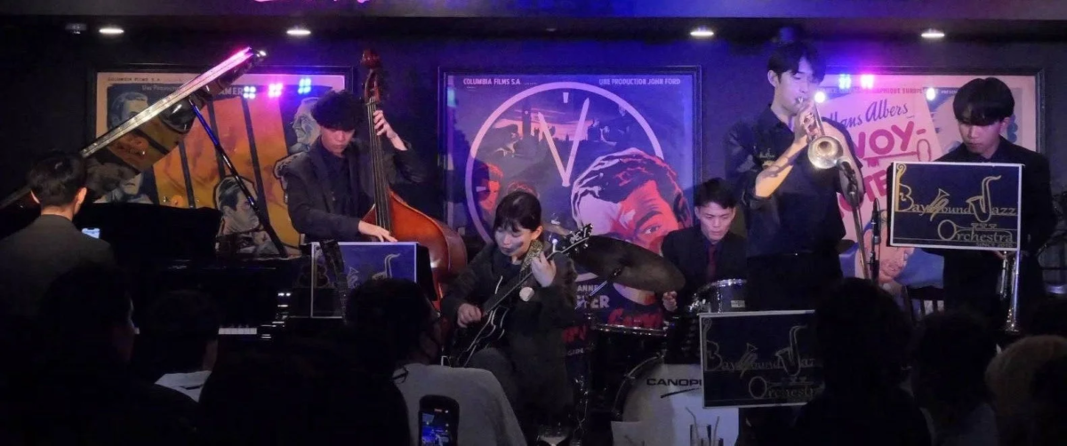 ジャズバンドのライブ風景