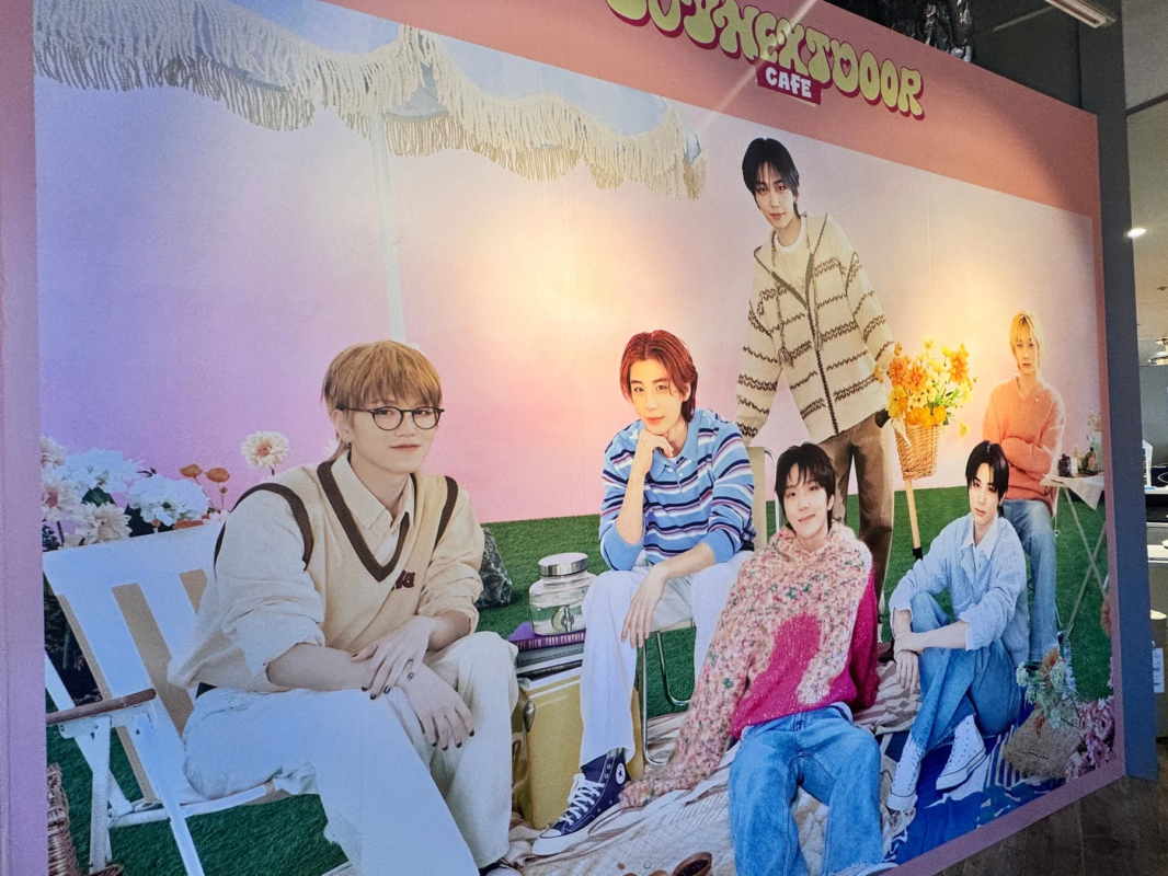 BOYNEXTDOOR CAFEのポスター