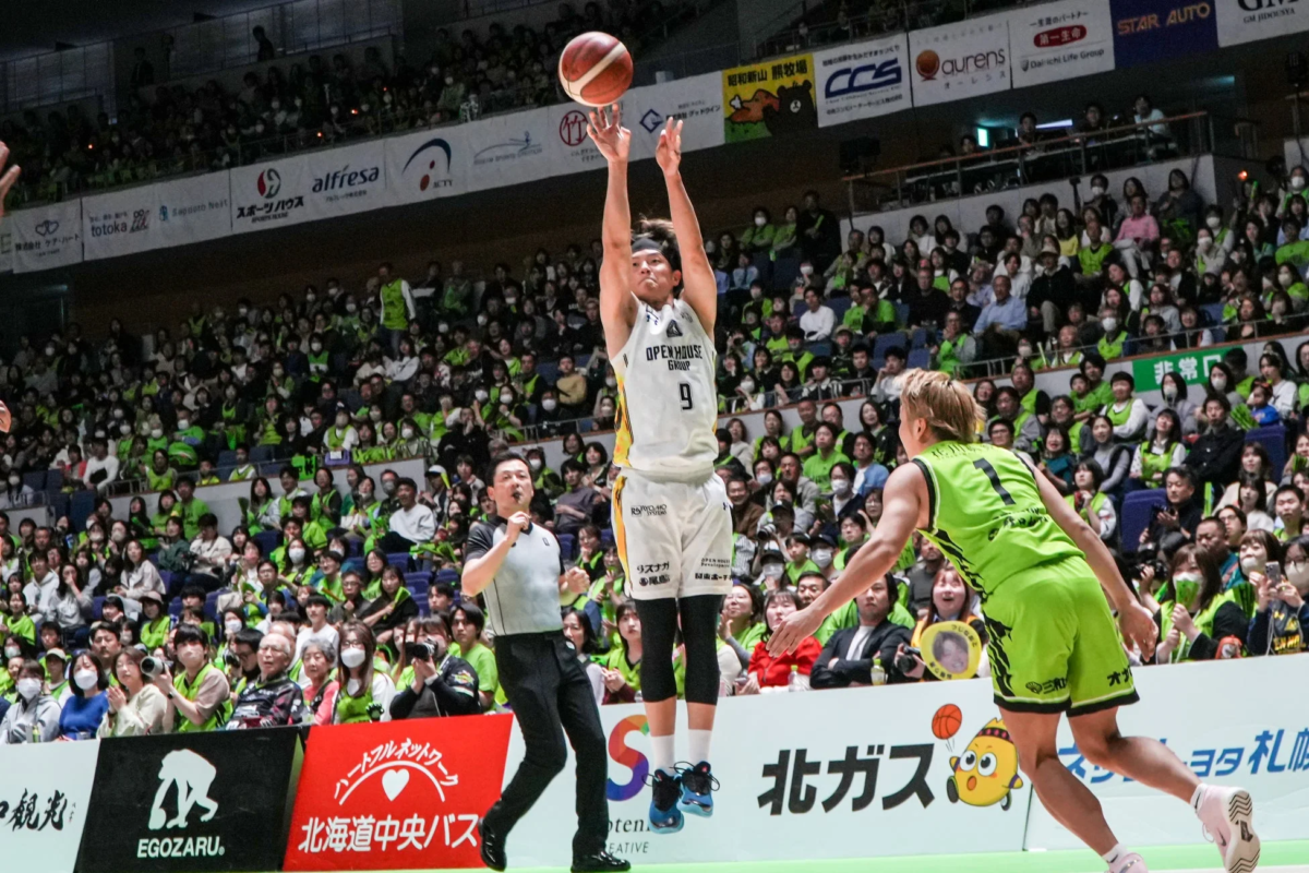 シュートを放つ辻直人選手