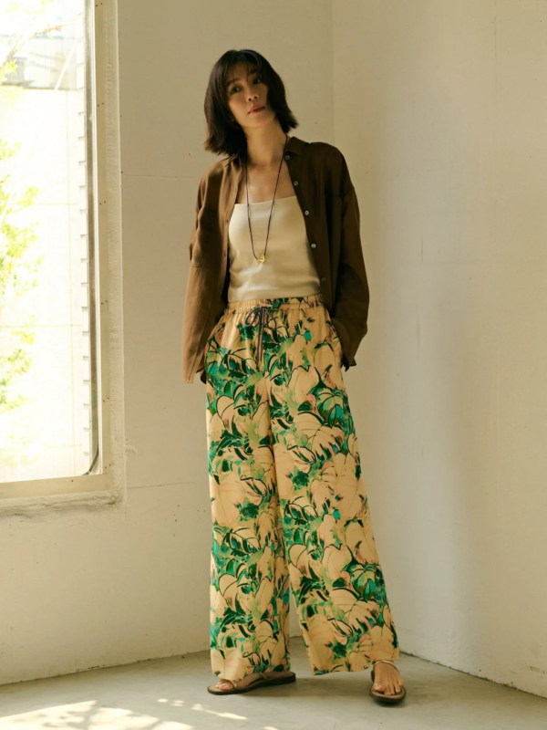 柄ワイドパンツとシャツ