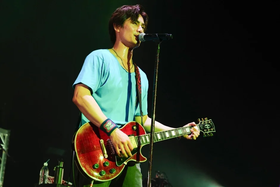 ギターを演奏しながら歌う男性ミュージシャン