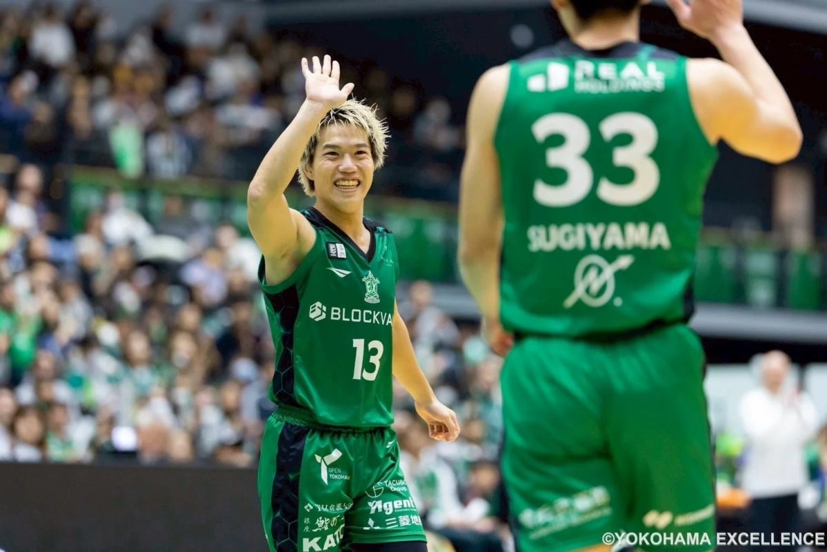 笑顔で観客に手を振る大橋選手