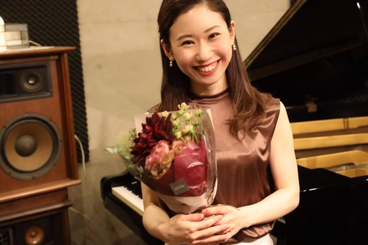 花束を抱えて笑顔の大西真衣さん