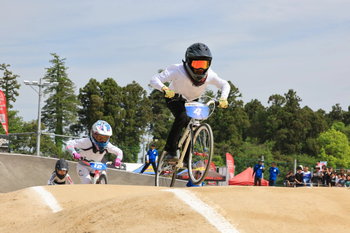 子供のBMXライダーがジャンプ