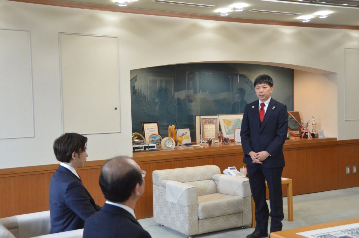 長坂市長と古尾谷代表税理士の歓談