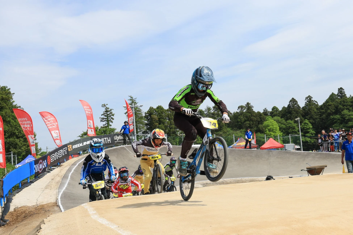 複数のBMXレーサーがジャンプ
