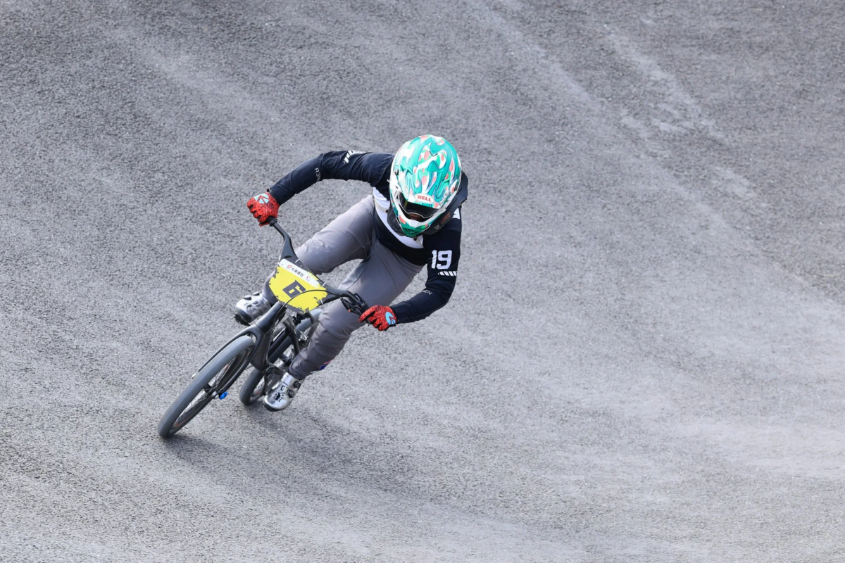 BMXレースでカーブを駆け抜ける競技者