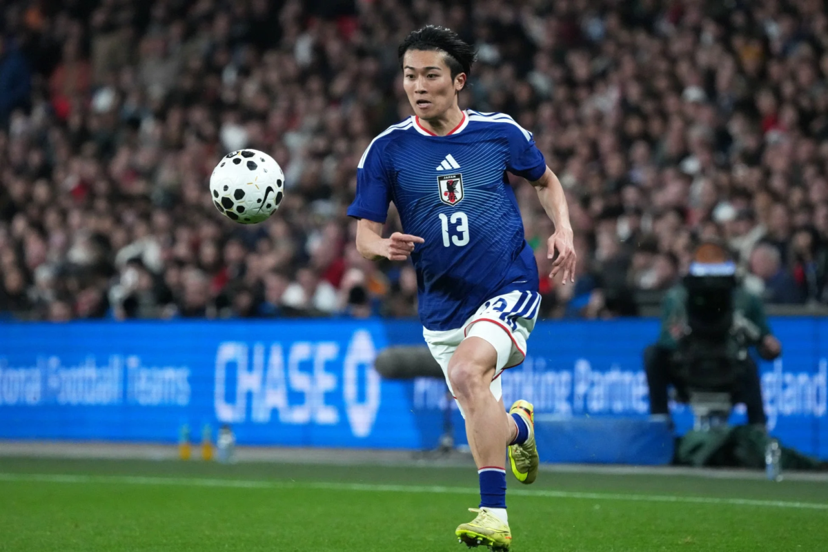 ピッチを駆ける中村敬斗選手