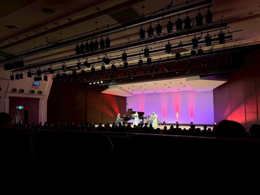 3月15日公演の様子、カラフルな照明演出が素敵！