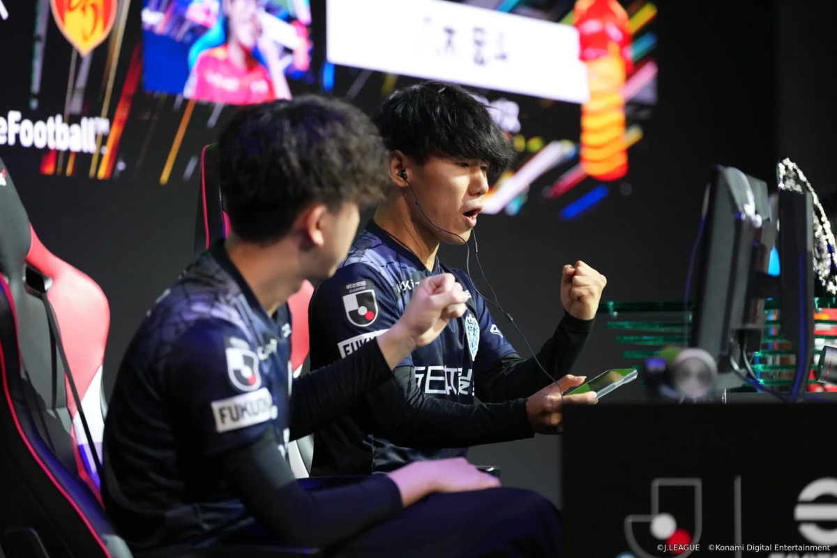 eスポーツの試合に集中する選手