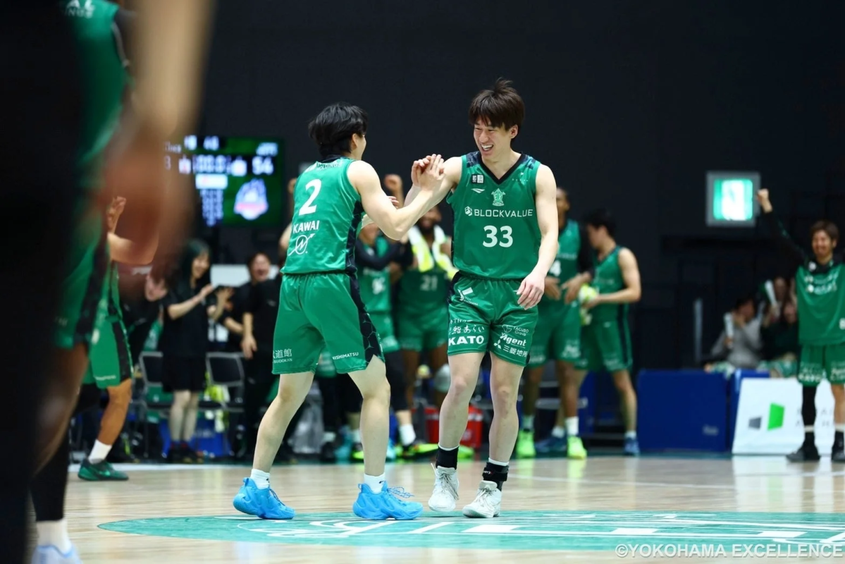 笑顔でハイタッチする選手たち