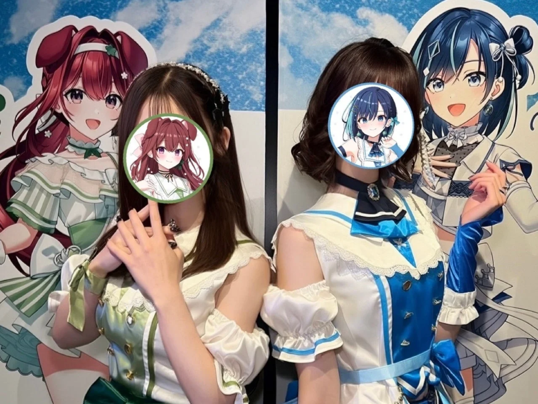 2人の女性がアニメキャラクターの等身大パネルの前でポーズ