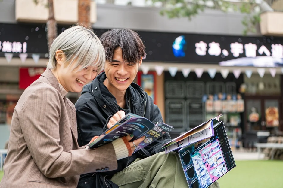 イベントを楽しむ若い男女