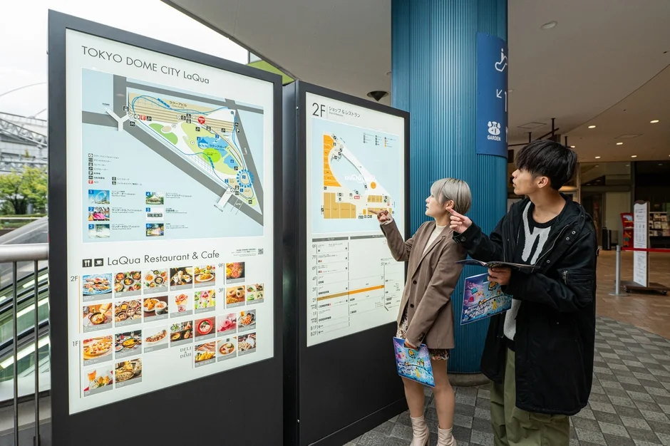 案内板を見るカップル