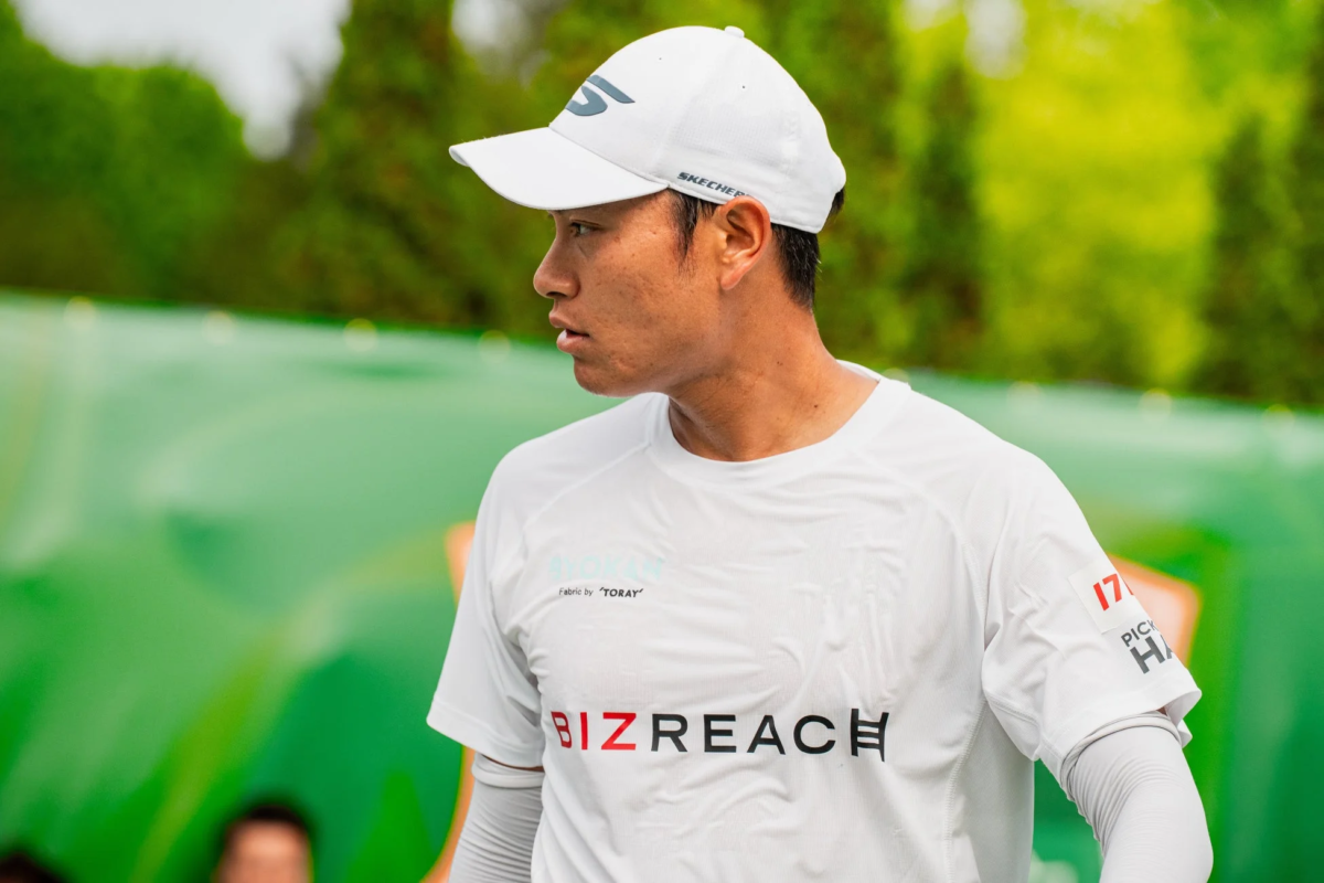 白いキャップとTシャツを着用した船水選手