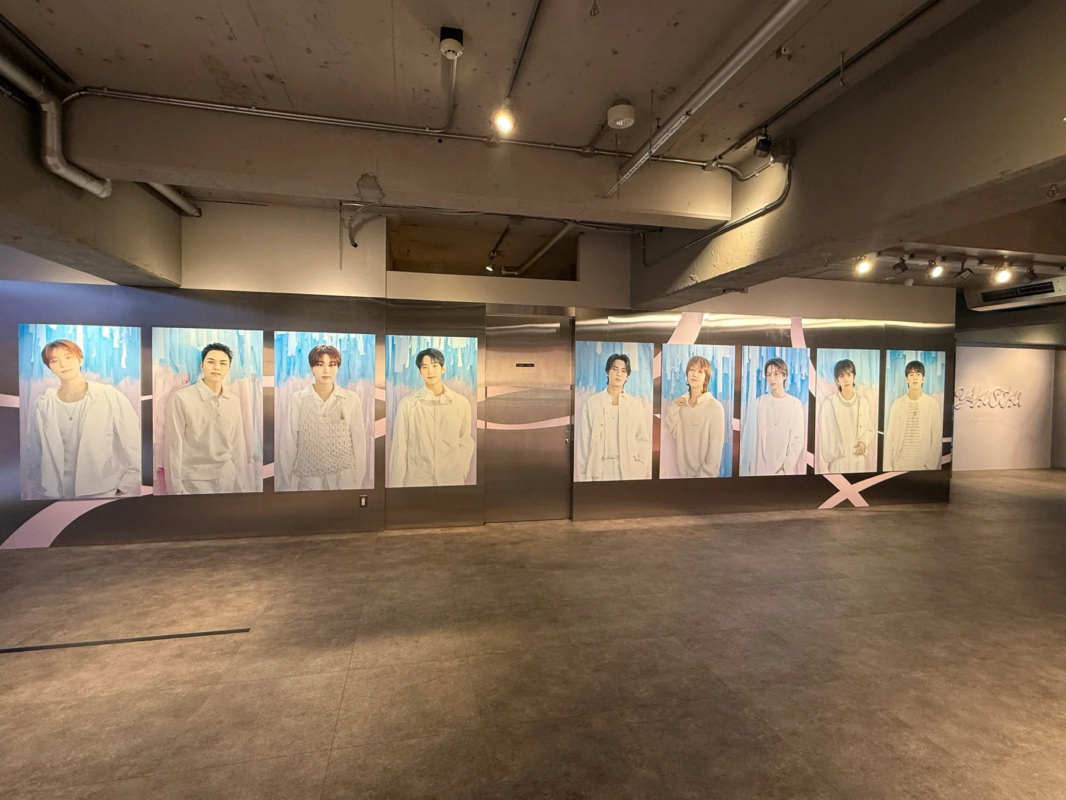 SEVENTEENメンバーの大型ポスターが並ぶ展示空間