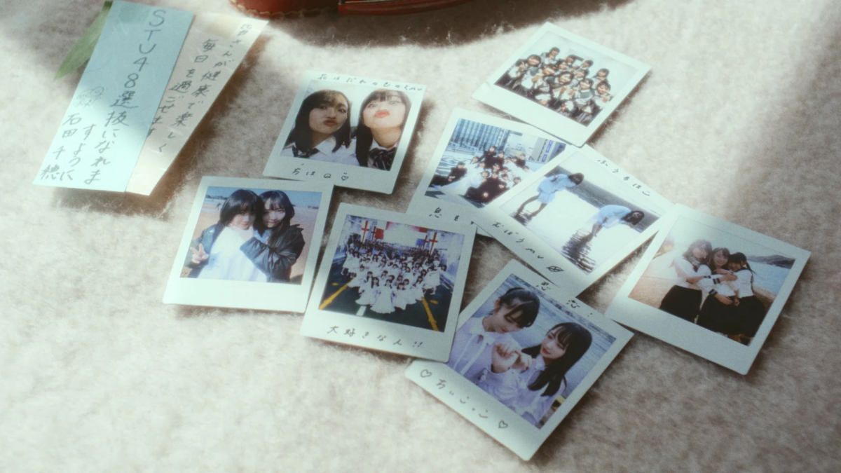 たくさんのインスタント写真が並べられた様子