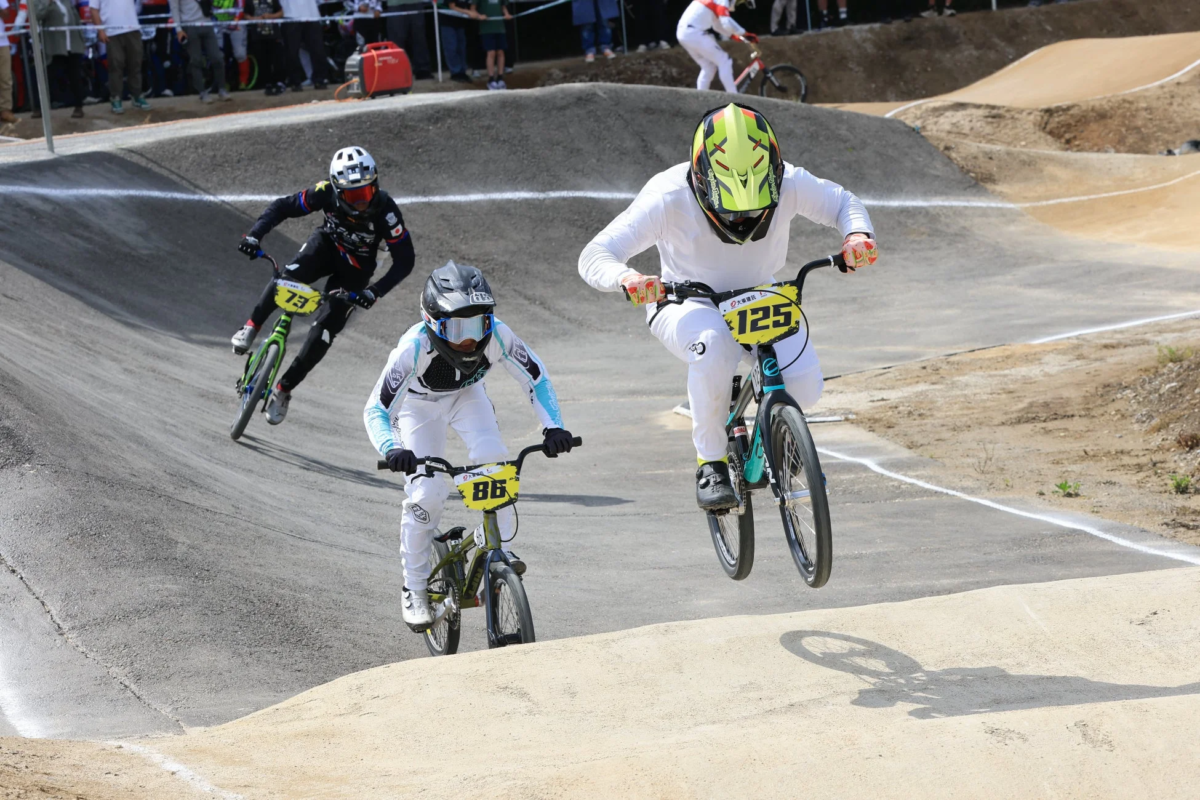 3人のライダーがダートコースを走行
