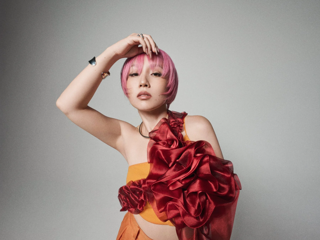 ピンクのショートヘアの女性のポートレート