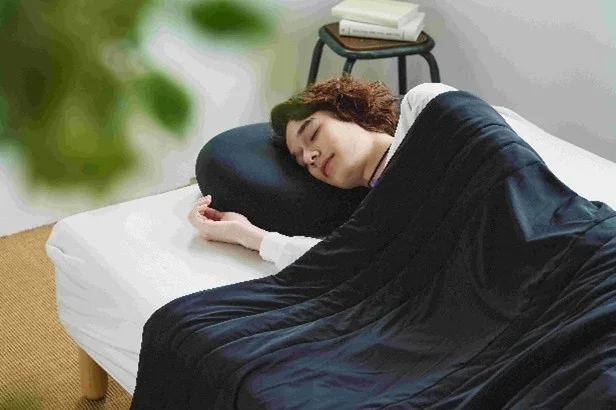 眠っている男性