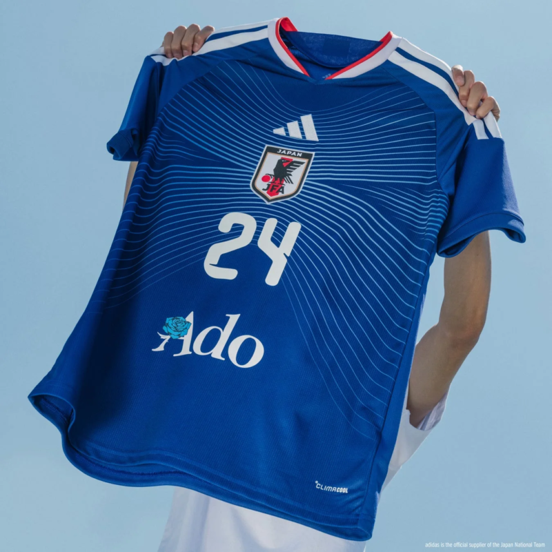 Adoロゴ入りユニフォーム正面