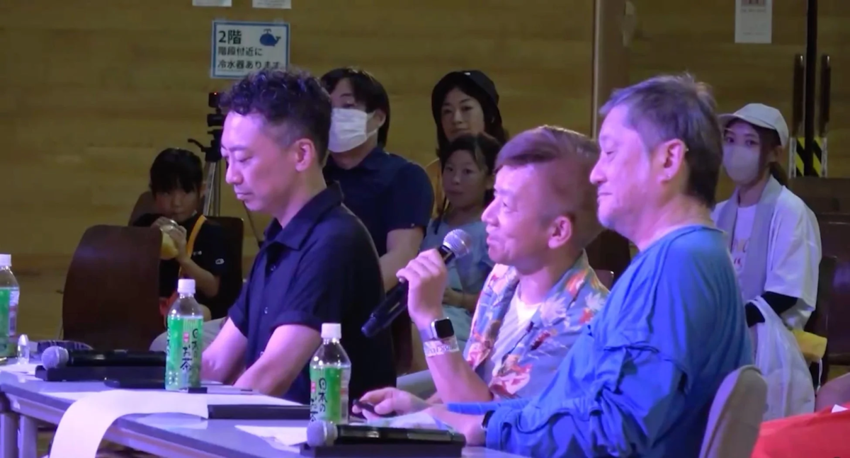 屋内で開催されているイベントや会議の様子