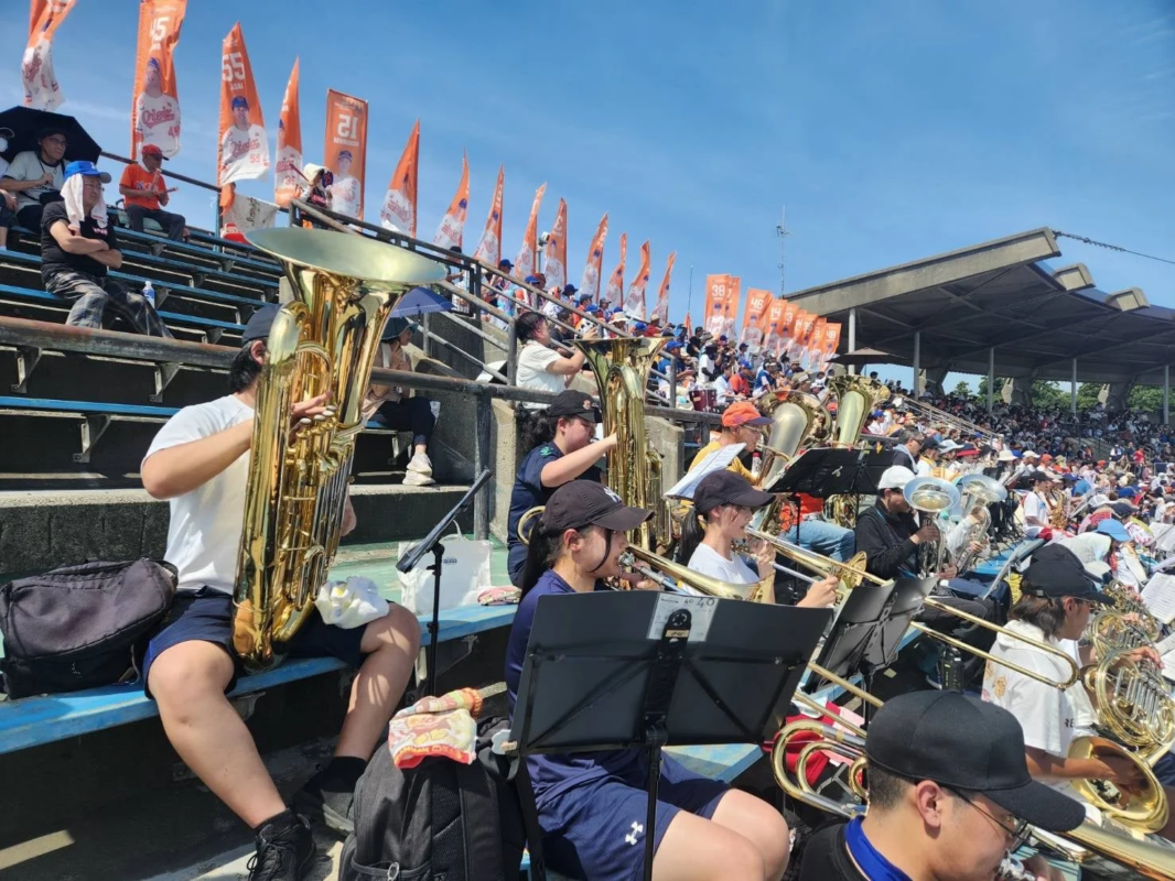 野球場でブラスバンドが応援演奏をする様子