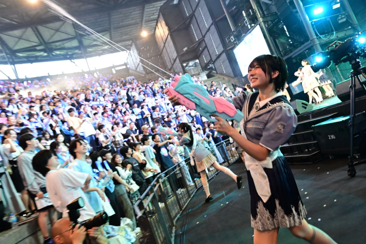 コンサート,ライブ,アイドル,パフォーマー,水鉄砲,観客,ステージ,エンターテイメント,音楽,笑顔,盛り上がり,イベント,衣装