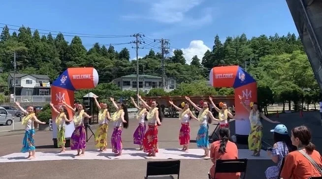フラダンスを踊る女性たち