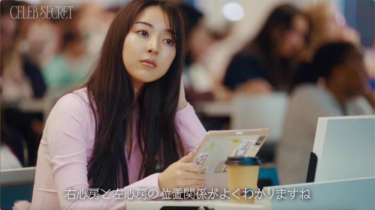 タブレットを持つLara