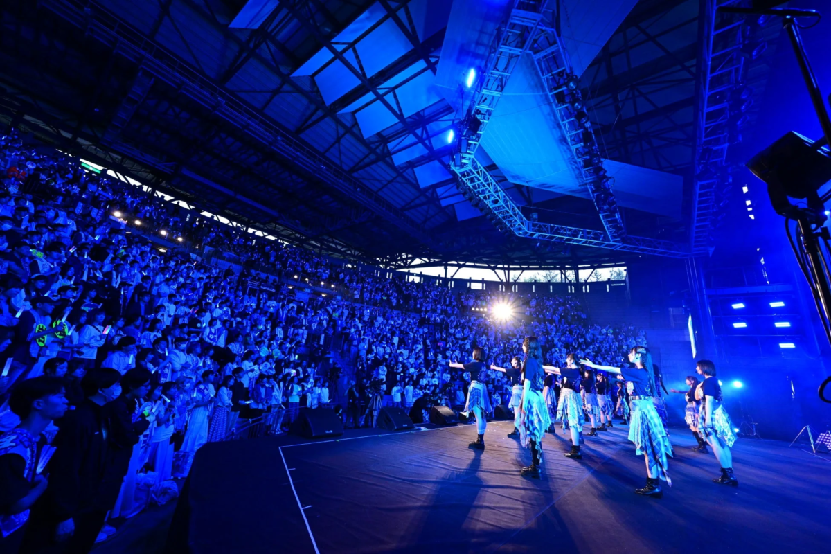 コンサート,ライブ,ステージ,観客,パフォーマンス,アイドル,音楽,青い照明,会場,エンターテイメント,音楽イベント,屋内アリーナ