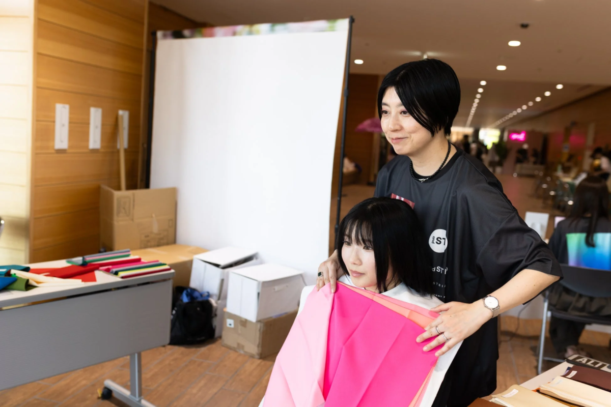 パーソナルカラー診断を受ける女性