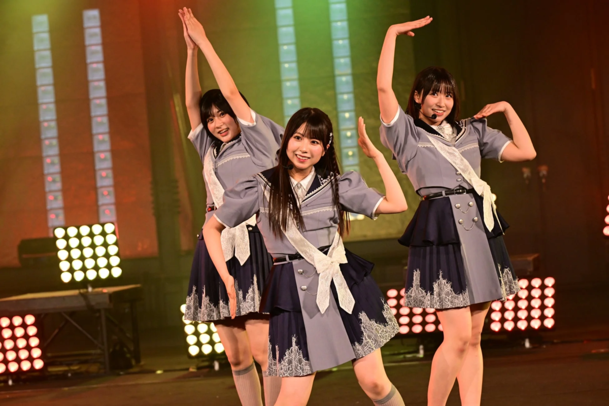 アイドル,女性,ステージ,パフォーマンス,ダンス,衣装,笑顔,ライブ,コンサート,グループ,華やか,照明