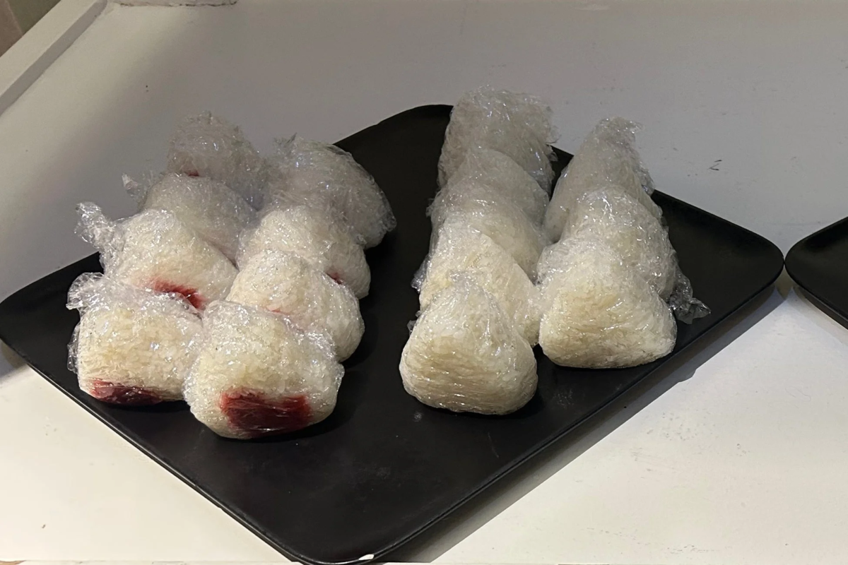ラップで包まれたおにぎり