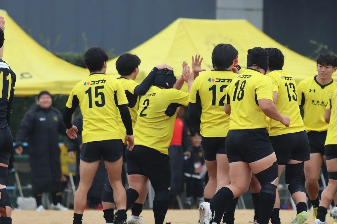 黄色いユニフォームのラグビー選手たち