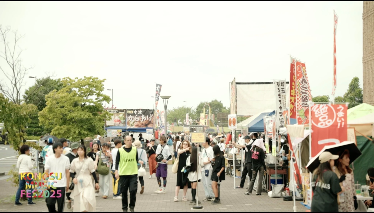 「KONOSU MUSIC FES 2025」が開催されている屋外イベントの様子
