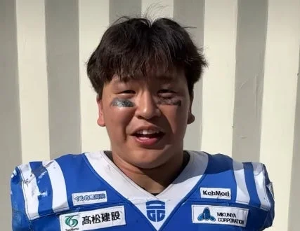 青いアメフトユニフォームを着た男性