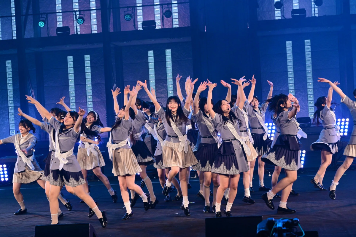アイドル,ライブ,ステージ,パフォーマンス,女性グループ,制服,笑顔,音楽,エンターテイメント,コンサート