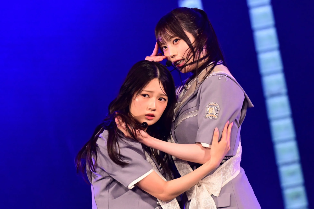 アイドル,ライブ,ステージ,女性二人組,制服,パフォーマンス,歌手,コンサート,青い照明,日本のアイドル