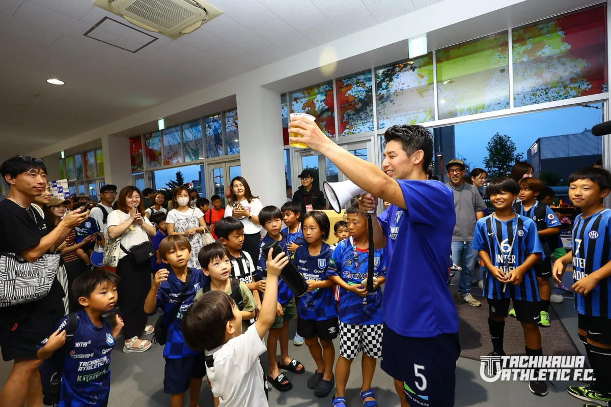 サッカー選手と子供たちの交流