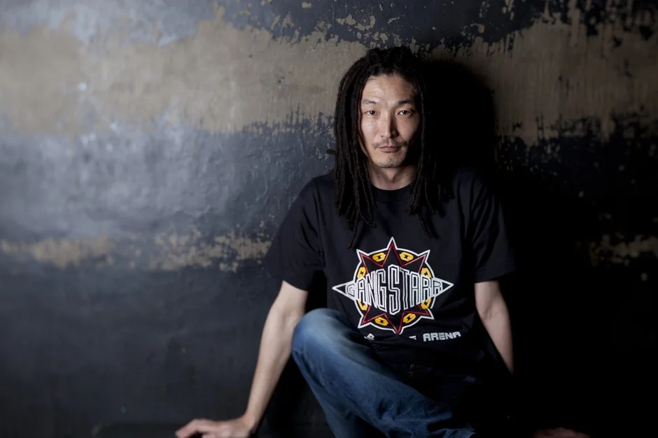 GANG STARRのTシャツを着たDJ 2FLii